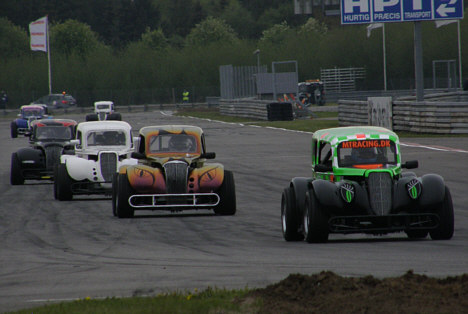 Legends Cars racerne får ved 'Sommerløbet' deres debut på Ring Djursland, det bliver noget af en udfordring for de 5/8 størrelse 'Hot Rods', samt meget underholdende for publikum.
